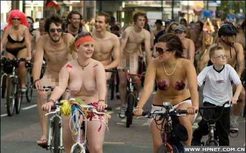 欧洲各国"裸骑者"示威 呼吁节能环保(图)
