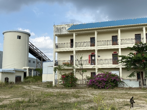 乐东乾金达公司项目现场杂草丛生。  经济参考报 图