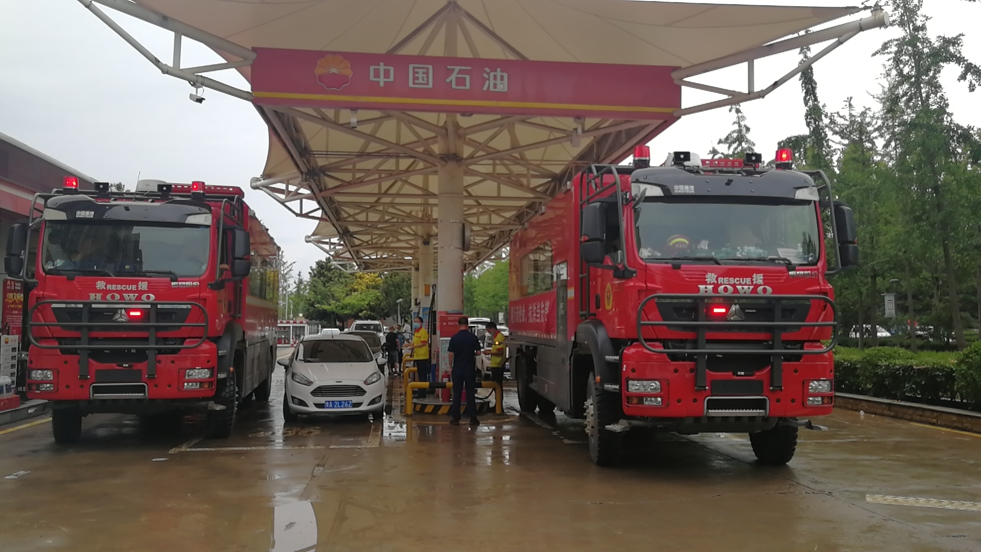 中国石油为救灾车辆加油