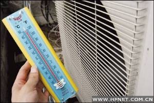 空调外机排出的热风竟然高达50摄氏度，可怜路人不仅要接受骄阳的“摧残”，还要承受空调的“热烤”。 